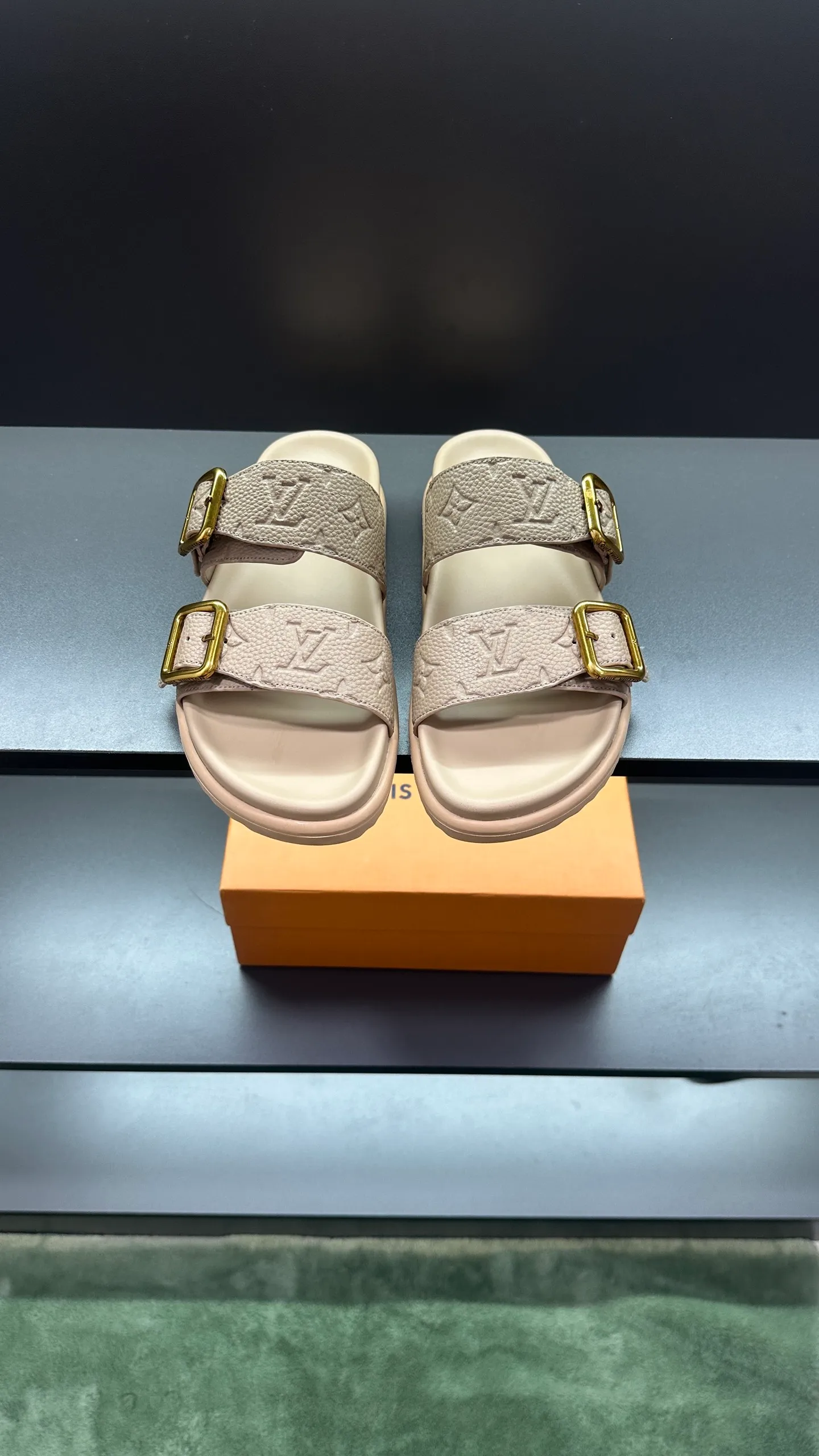 P340 🔍LV Men's Spring and Summer Slippers Counter Synchronization. The uppers are imported cowhide fabrics from Italy, with logo graphics and high-quality craftsmanship. Soles: original soles specially provided by the original factory. Exclusive movable molded soles are super comfortable. Original factory follow-up orders. 🔍🔍High quality. You can enter and leave the counter at will. Welcome to compare. Code number 38-45 No. 058